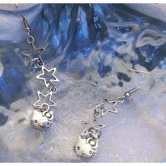 New! Hello Kitty Super Star Silver Dangle Earrings! - Picture 1 of 3